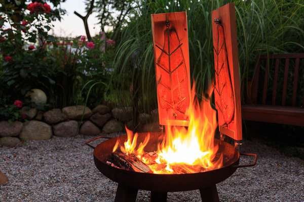 Flammlachsbrett Super Set Lärche rustikal mit Wendefunktion inkl. Halterungen für Feuerschale
